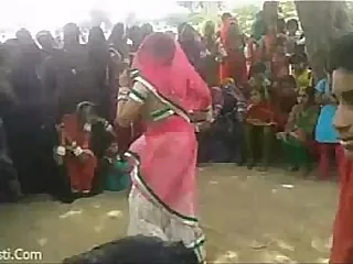 Bhabhiji Dancing On the top of Bhojpuri Associated with Close to Gaon(videomasti.com)